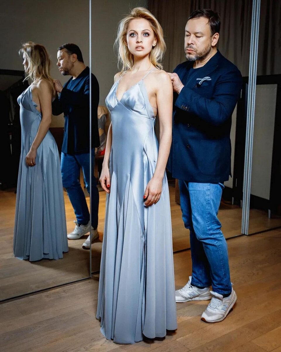 Янина Студилина и Игорь Чапурин. Примерка первоначальной версии платья. Источник фото: Инстаграм @yanina_studilina