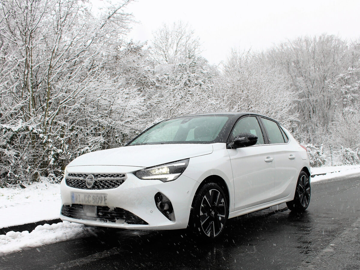 Даже в городе 260 Ньютон-метров электропривода - вещь приятная и вполне достаточная для машины длиной 4,06 метра и величавых 1530 килограммов. 