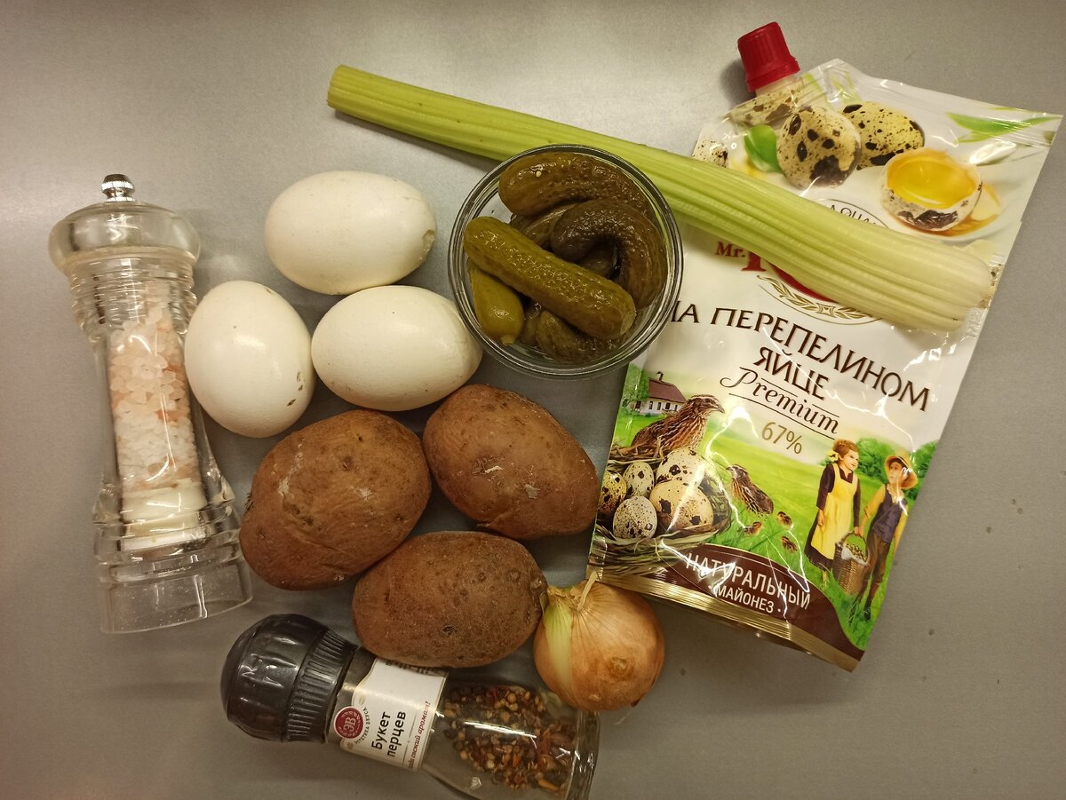 Картофель, яйца куриные, огурцы маринованные, стебель сельдерея, лук репчатый, майонез, соль, перец по вкусу