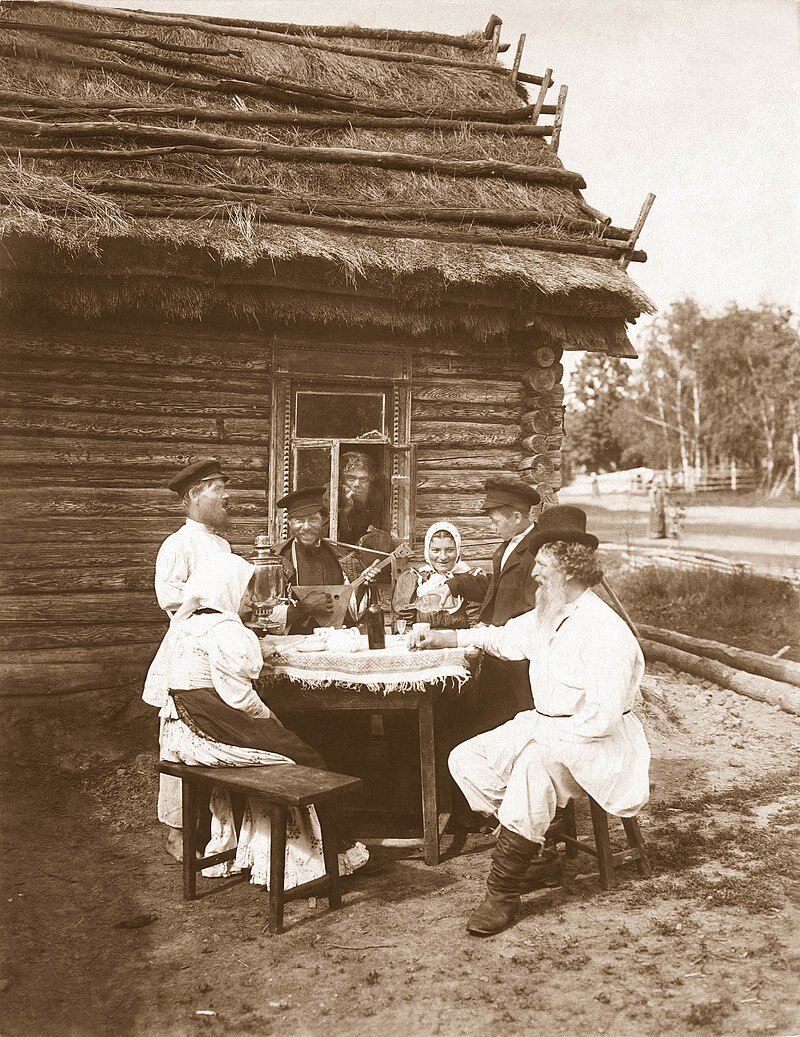Группа крестьян за столом. Ок.1907–1915 гг. Фотография С.М. Прокудина-Горского.