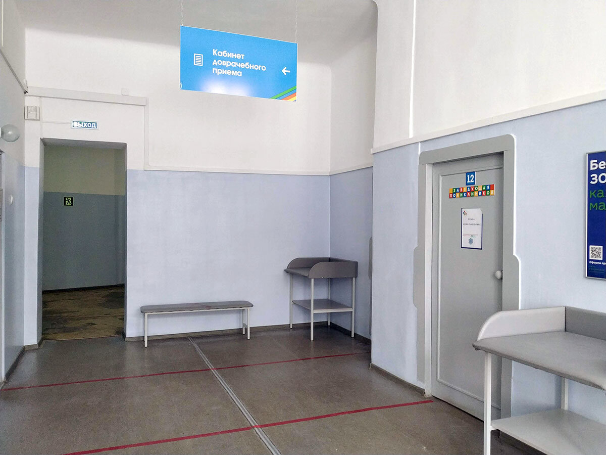 Тут столики и скамейки получше