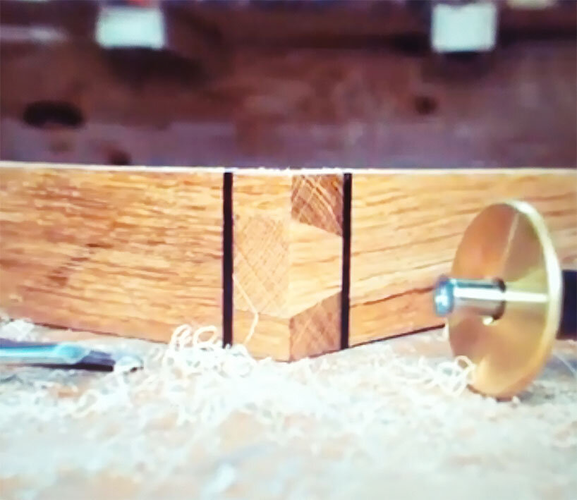 Шиповое соединение Ласточкин хвост показан с помощью деревянных деалей