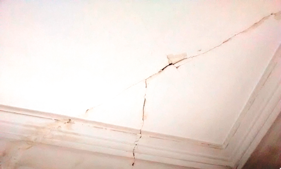 Потолок гипсокартон трещина. Трещины на потолке. Диагональные трещины на потолке. Трещины в перекрытии потолка. Трещины штукатурки на потолке.