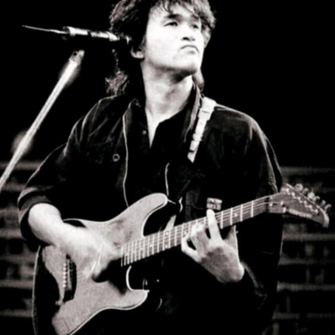 «Кино́» — одна из самых популярных советских рок-групп 1980-х годов, входила в состав Ленинградского рок-клуба. Лидером и автором почти всех текстов и музыки неизменно оставался Виктор Цой, после смерти которого коллектив, выпустивший, в общей сложности, за девять лет на студийных альбомах более ста песен, несколько сборников и концертных записей, а также большое количество неофициальных бутлегов, прекратил существование. 
Стилистически группа ушла от многих традиционных элементов русского рока — в частности, вместо обычных ударных установок нередко использовались разнообразные программируемые эффекты, создаваемые посредством драм-машин, что порой придавало звучанию налёт «дискотечности» или «попсовости». Тематическая составляющая лирики на раннем этапе творчества отражает подростковую обыденность и драматические переживания по поводу любви, благодаря чему музыканты удостоились звания «новые романтики»; в более же поздних текстах героика и протест сочетаются с трагичностью мироощущения.

Популярность «Кино» с годами постоянно росла, и если вначале музыканты играли лишь на квартирниках и подвергались жёсткой критике как со стороны официальной, так и подпольной прессы, то в конце десятилетия их пластинки распространялись миллионными тиражами, а на концерты собирались целые стадионы поклонников. Группа породила феномен «киномании», усилившийся после трагической гибели Виктора Цоя и существующий по сей день — место работы музыканта стало объектом паломничества многочисленных фанатов со всех стран постсоветского пространства; в Кривоарбатском переулке (Москва) появилась так называемая «стена Цоя», которую поклонники исписали цитатами из песен и признаниями в любви к творчеству группы. «Кино» часто находит отражение в массовой культуре, оставленное ими наследие высоко оценивается сегодняшними обозревателями и музыковедами.