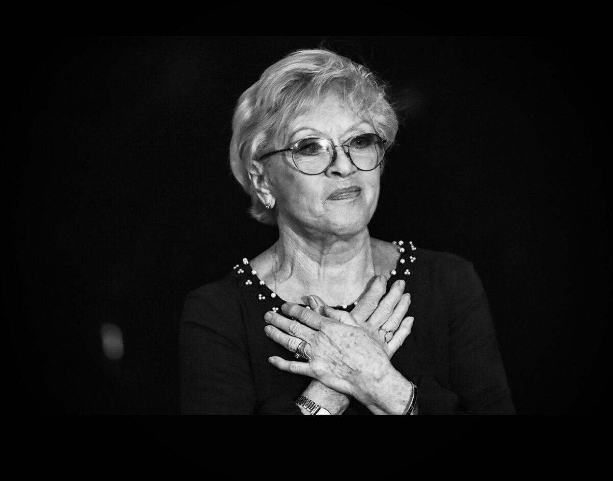 Алиса Фрейндлих развелась с первым мужем из-за того, что она попала в театр и стала получать предложения в кино, а он нет. Об этом ниже