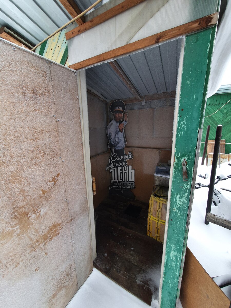 Да , специально был взят стенд- постер  от фильма " Самый лучший день" .