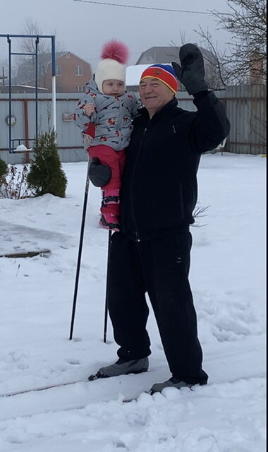 Дедушка так часто с внучкой катается) Что ж, можно и так к лыжам приучаться)