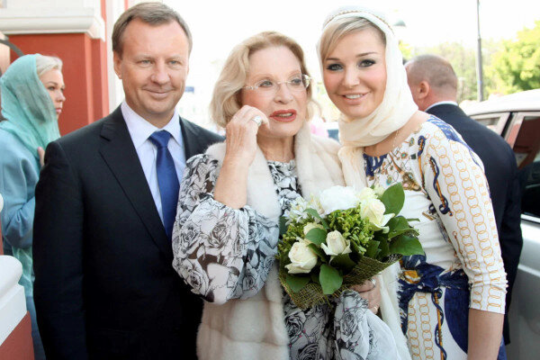 Мария Максакова с матерью и покойным мужем