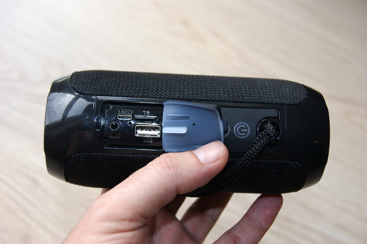 Линейный (разъем mini jack) и слот для карты памяти microSD TG -117 (фото автора)