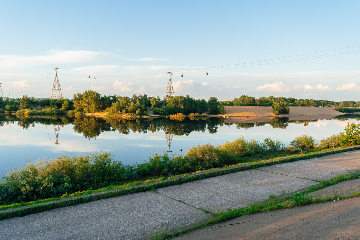 Вид на канатную дорогу с берега Гребного канала