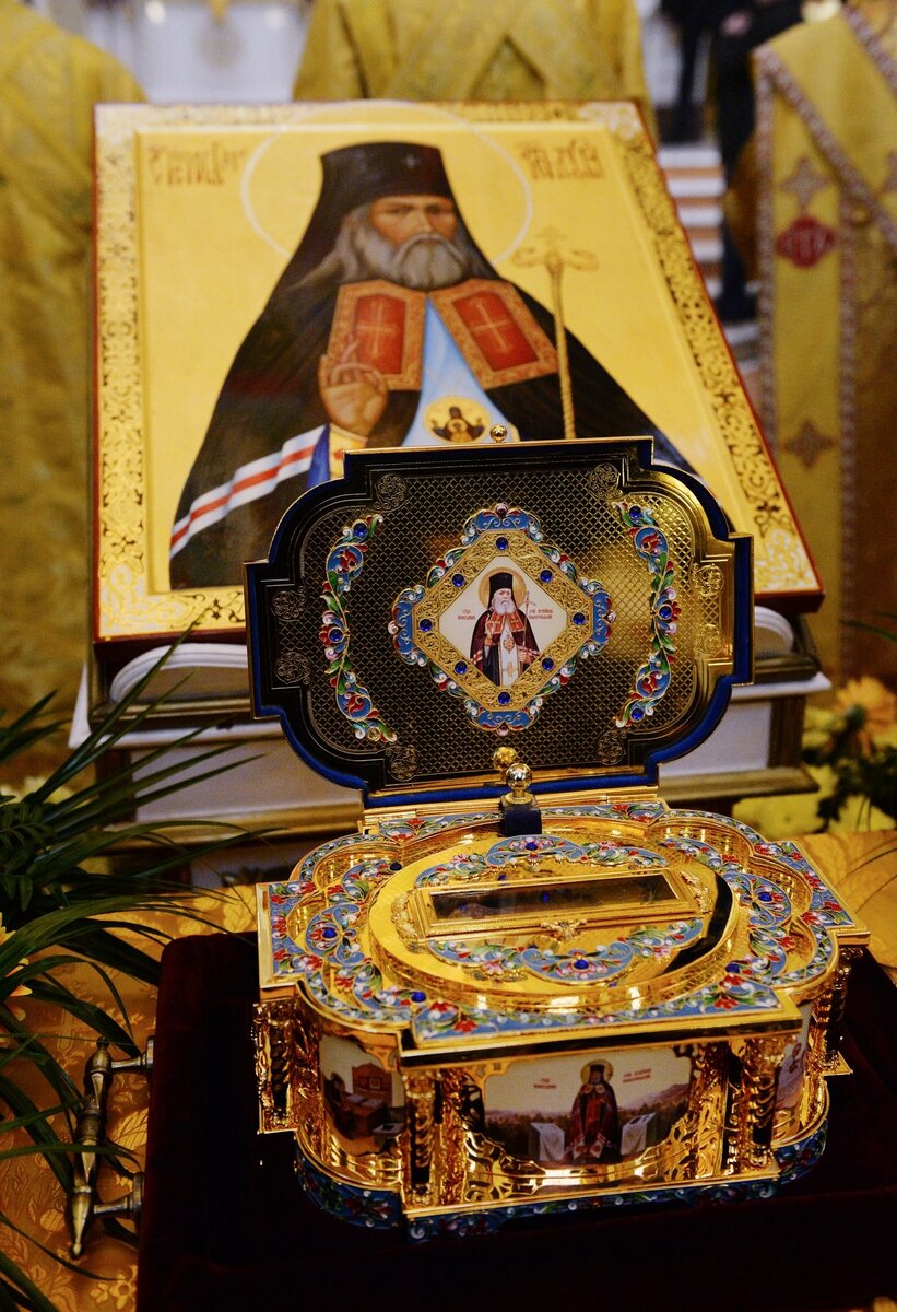 Люди по сей день идут поклониться мощам святого Луки. Кафедральный собор Христа Спасителя в Калининграде. Источник: https://foto.patriarchia.ru/news/patriarshiy-vizit-v-kaliningradskuyu-eparkhiyu-moleben-pered-moshchami-svt-luki-voyno-yasenetskogo-v-sobore-khrista-spasitelya-v-kaliningrade/