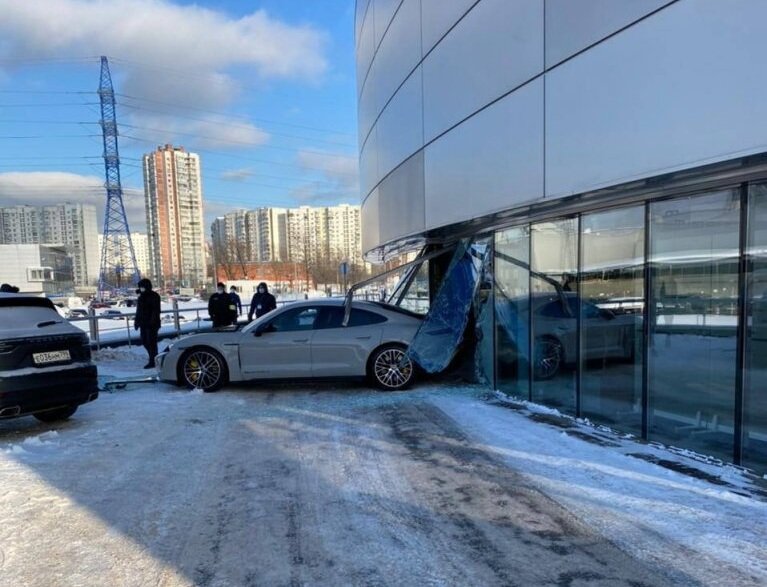 Стоимость разбитой машины составила около 12,5 миллиона рублей.