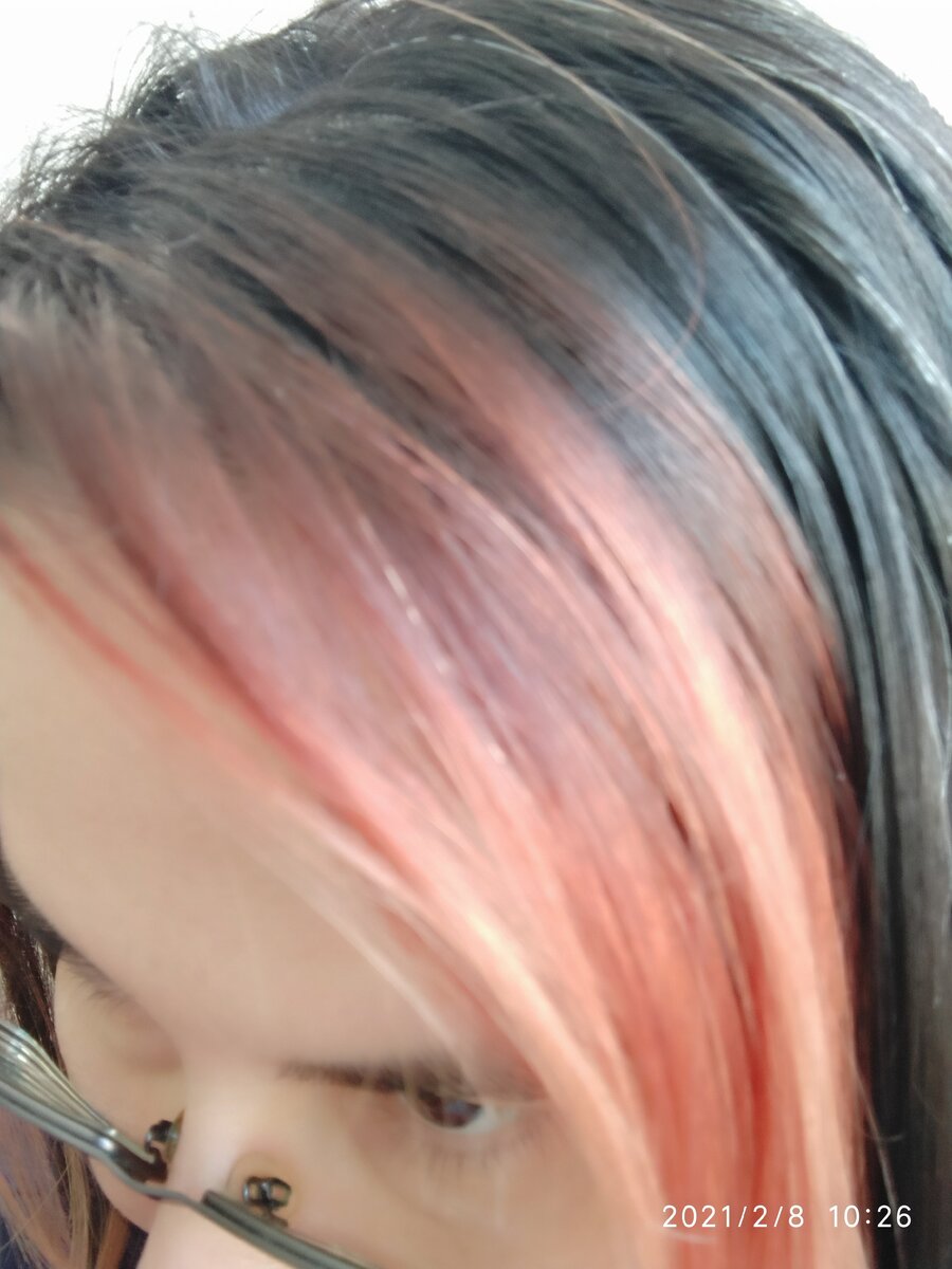 Поддержание цвета окрашенных волос.