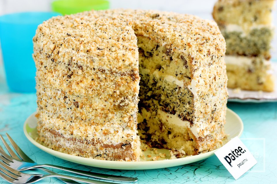 торт с изюмом маком и грецким орехом. торт королевский с маком орехами изюмом. торт мак орехи. маковый торт с кремом чиз. торт медово-маковый.