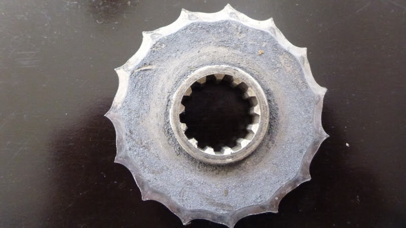 Если мотоцикл не едет, возможно на передней или задней звезде не осталось зубьев