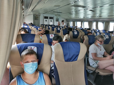 Согласно правилам защиты от «ковида», пассажиров рассаживали через одного