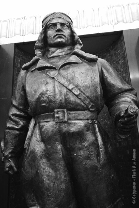 Скульптура лётчика на станции "Бауманская", фото отсюда: https://flash-a.livejournal.com/297019.html