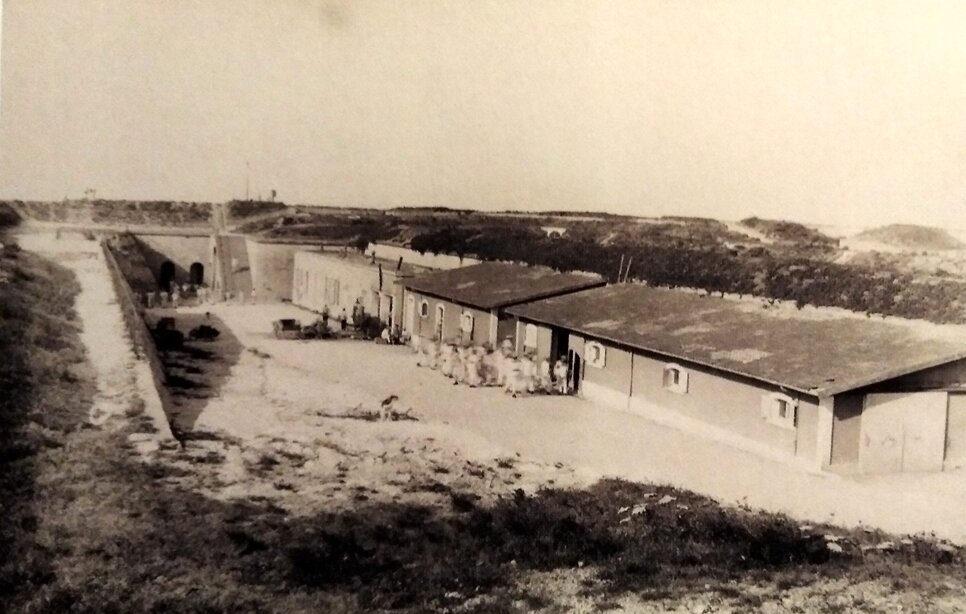 
Двор форта Джебель-Кебир.
На первом плане – помещение 4-й роты, квартира начальника строевой части корпуса и комната дежурного офицера.
Бизерта, 1921-1924 годы