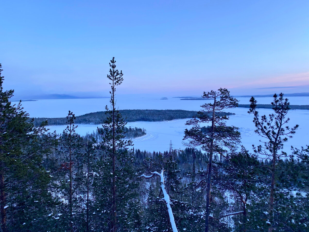 Вид на Белое море со скал.