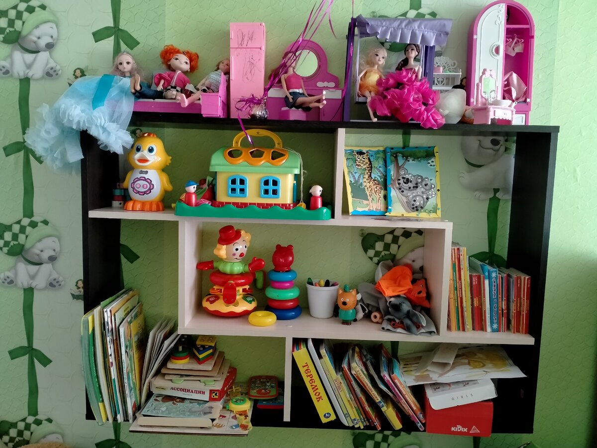 Так полка выглядит, когда все по своим местам.