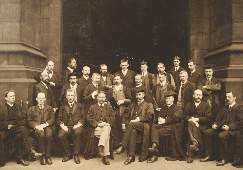 Преподаватели школы короля Эдуарда. 1906 г. В центре – директор Роберт Кэри Гилсон, справа со скрещёнными руками стоит Элджи Межерс.