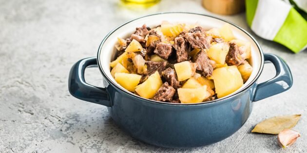 Мясо в горшочках — это всегда сытно, вкусно и оригинально. Отличное жаркое получается из нежирной баранины. Дополнить её можно любыми овощами, в данном случае используется картофель.