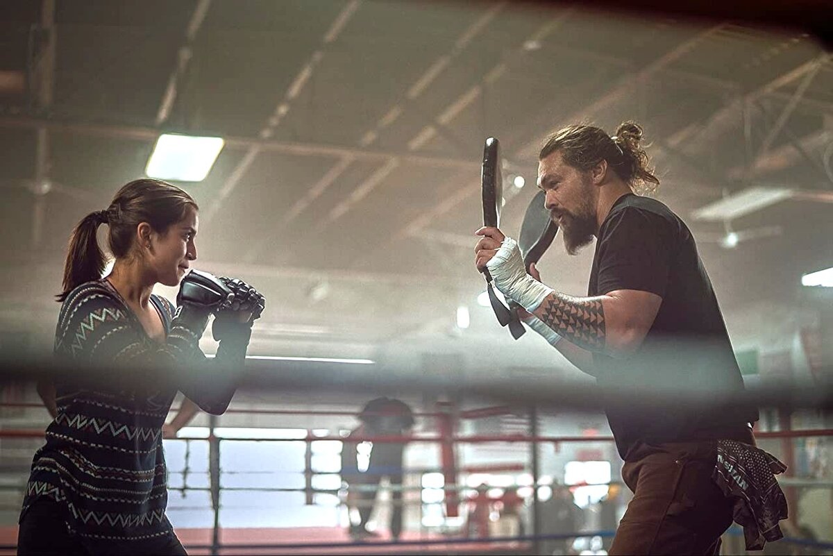 Для 20-летней девчонки Изабела Мерсед (надо ли уточнять, с какой она стороны на фото?) дерётся на удивление резко и по-пацански. Не Джина Карано, конечно, но для героини боевика - тоже уверенный зачет. 