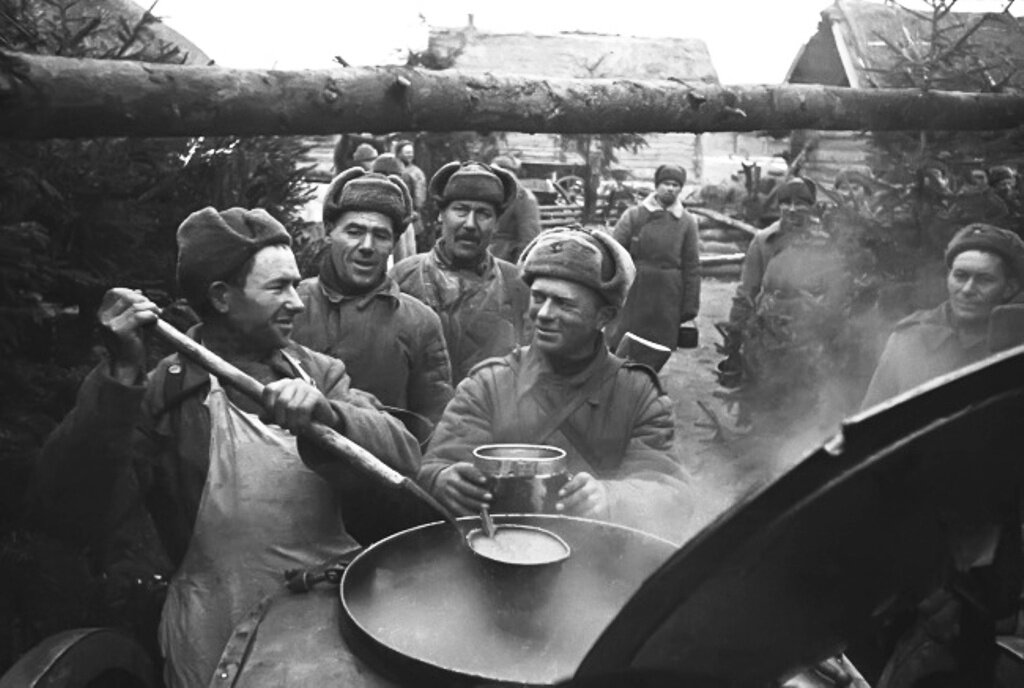 Советская полевая кухня в деревне. 