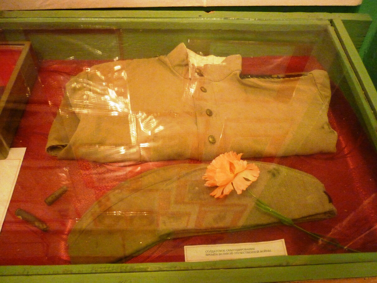 В одной из витрин Зала боевой славы - фронтовая гимнастерка и пилотка, переданные в музей ветераном Великой Отечественной войны.