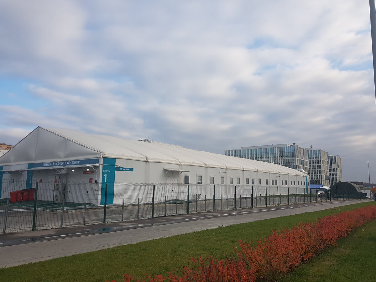 А вот так выглядит Коммунарка для обычных москвичей, не стеклянные корпуса, а вот такие сборные конструкции. Фото автора.