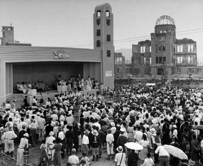 "Праздник мира" в Хиросиме 6 августа 1947 года, спустя 2 года после ядерной бомбардировки. Как можно видеть, город от удара сильно пострадал, но не исчез. 