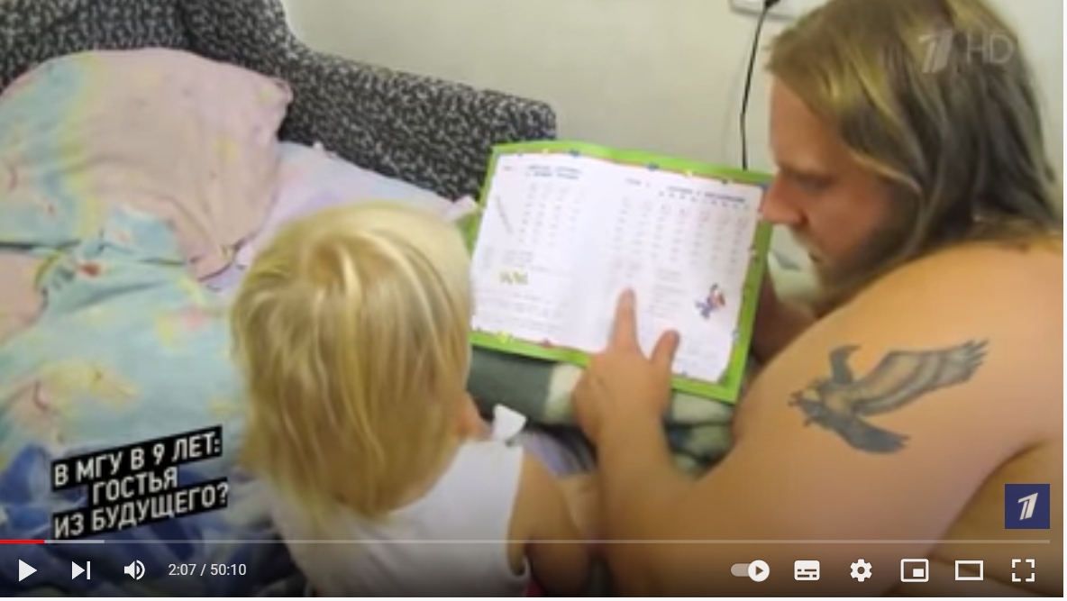 Скриншот из программы ДОК-ТОК: папа Алисы Тепляковой занимается с дочерью.