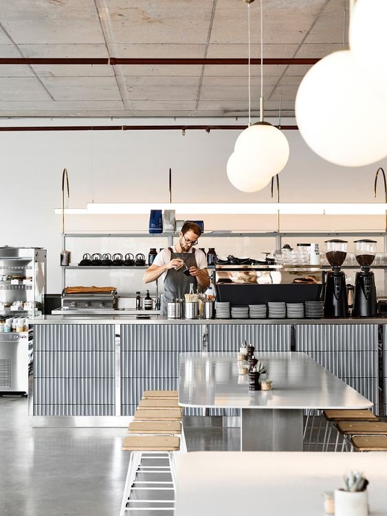 Чтобы быстро научиться разбираться в кофе, достаточно задать вопрос бариста о его предпочтениях и особенностях напитков. 