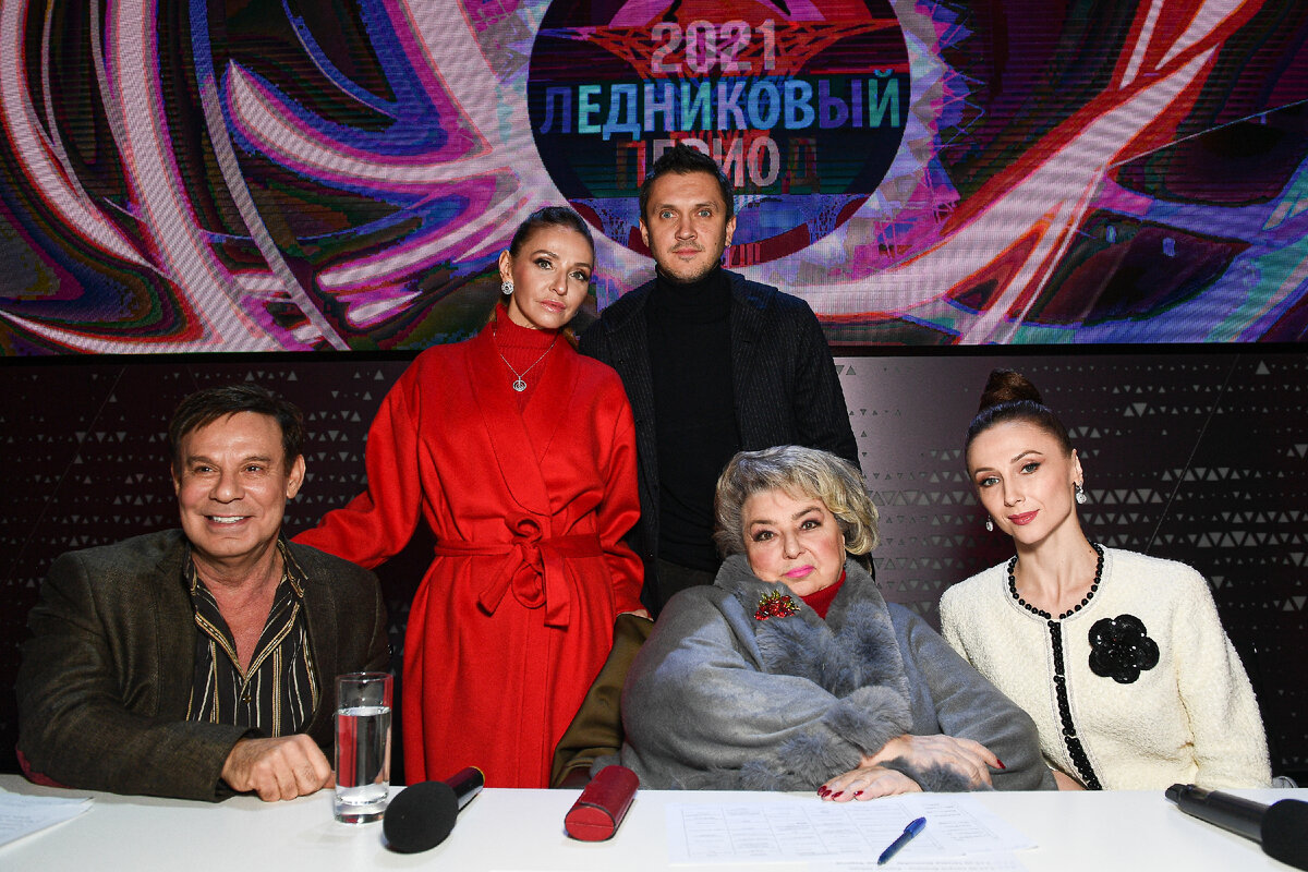Жюри – Ефим Шифрин, Татьяна Навка, Максим Траньков, Татьяна Тарасова и Светлана Захарова