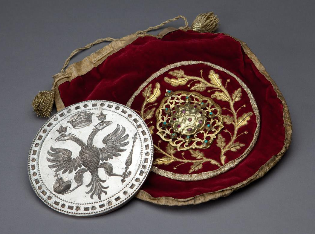 На печати какого правителя появился двуглавый орел. Двуглавый Орел Византийской империи. Византийская монета с двуглавым орлом. Византийская лапка. Византия брошь 15 века двуглавый Орел.