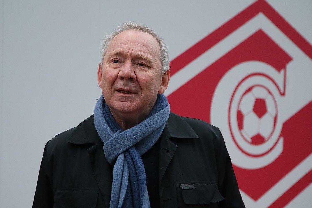 Романцев в комплект не входит, просто мимо проходил