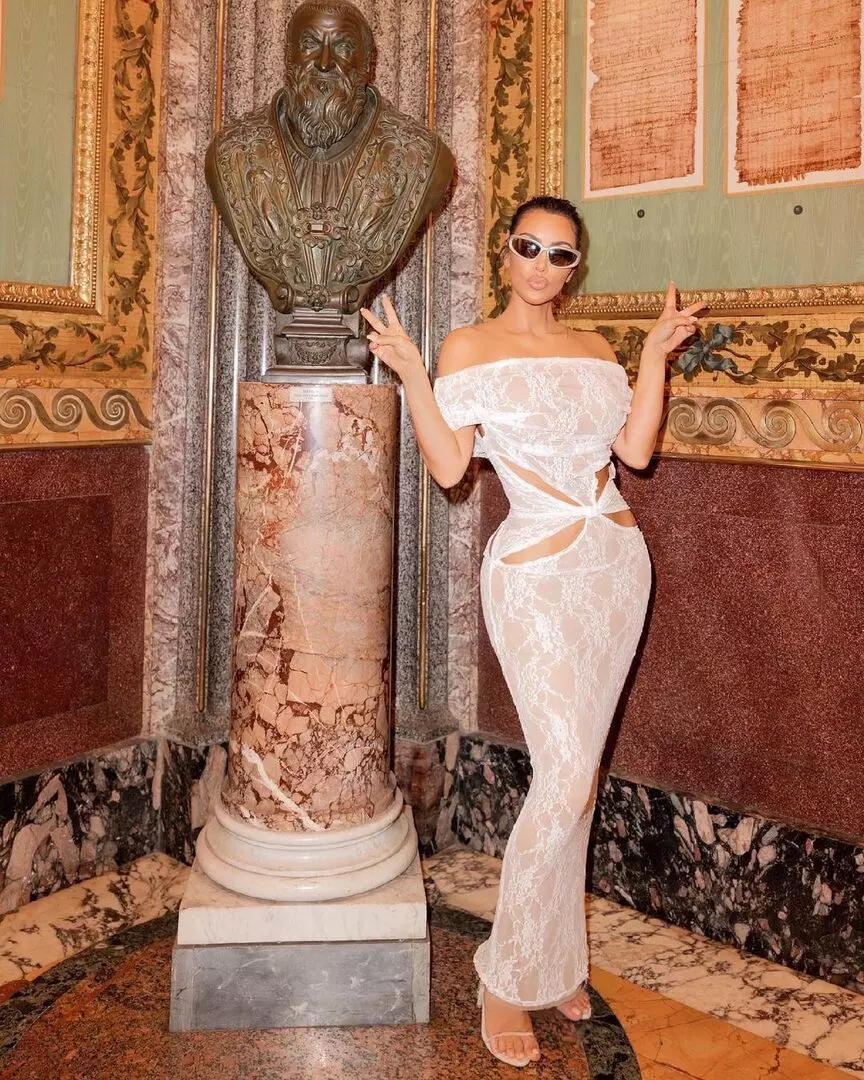 Ким Кардашьян даже на отдыхе выбирает каблуки
Фото: Instagram @kimkardashian