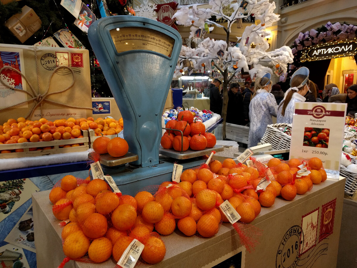 Предновогодняя торговля мандаринами в ГУМе. Фото: medium.com