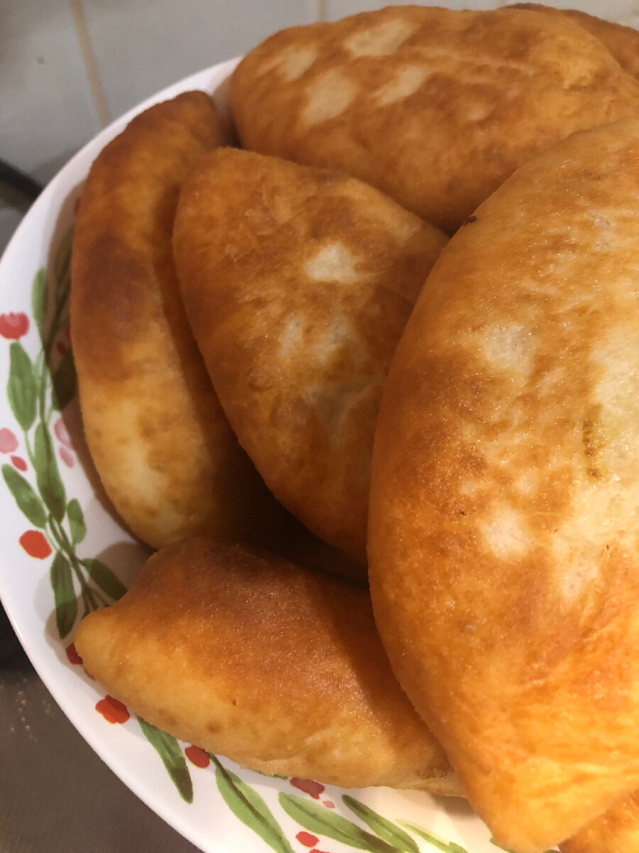 Помните ли вы вкус маминых пирожков? Таких ароматных и мягчайших, с горячей и сочной начинкой. Мясные, капустные, с луком и яйцом, с яблоком и с вишней…ммммм…слюнки текут) Моя любовь -пирожки с ливером😋                                   Мама теперь далеко, и у меня своя семья, а пирожков все так же хочется. Вот и пришлось научиться самой пекарскому делу-оно как оказалось совсем и не сложное-главное тут делать все с любовью и в хорошем настроении! Начинки вкусной не жалеть. Ну и рецепт проверенный-мамин.       Итак: в 400 мл тёплого молока разводим 1 ст ложку сахара и 1 ст ложку сухих дрожжей и убираем на 15 мин в тёплое место. В большую миску просеиваем 3 стакана муки ( у меня стакан 300 мл) и добавляем чайную ложку соли. Выливаем сюда же молочно-дрожжевую смесь и замешиваем липкое тесто.  В конце добавляем примерно 40-50 мл растительного масла и снова хорошенечко вымешиваем. Накрываем миску полотенцем и на час убираем в тёплое место, через час аккуратно мнем поднявшееся тесто и ещё на час оставляем под полотенцем.                                                                                    И вот наше тесто готово! Можно отрывать тесто кусочками постепенно и лепить пирожочки. Я предпочитаю разделить все тесто сразу на равные кусочки, скатать их в шарики и уже потом начинаю лепить пироги. Ночинка на ваш вкус. И способ приготовления тоже. Я люблю жареные и закрываю глаза на все разговоры о вредности😌 В общем готовьте и наслаждайтесь! Если у вас есть свои секреты в приготовлении пирожков поделитесь, Если у вас есть свои секретные секреты в приготовлении пирожком поделитесь, пожалуйста. Буду очень благодарна🌸