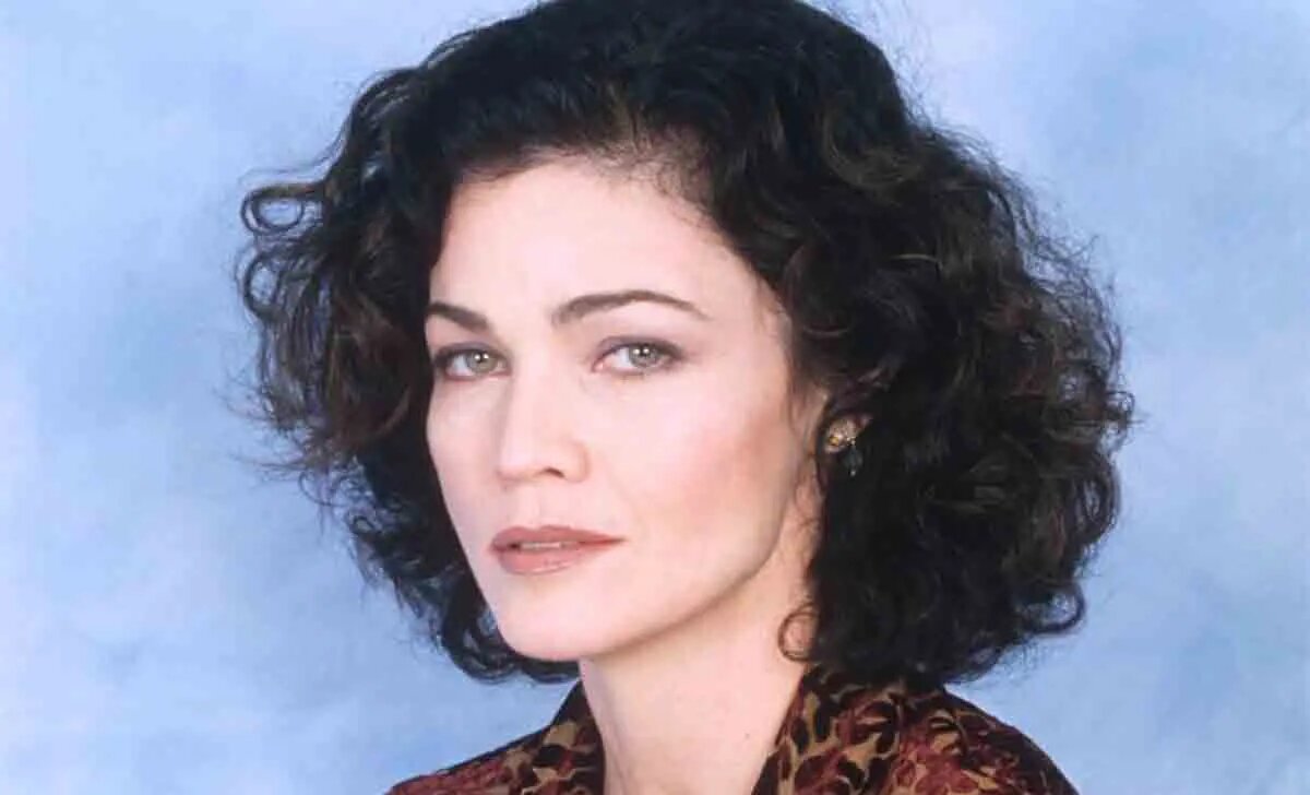 Эта красотка пела про Black Velvet. Помните ее?