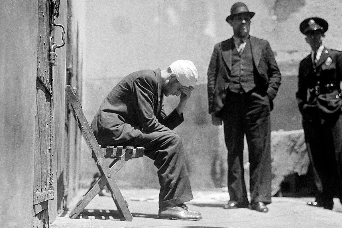 Рамон Меркадер в полицейском участке. Повязка на голове - из-за того, что охрана Троцкого сильно избила его после покушения