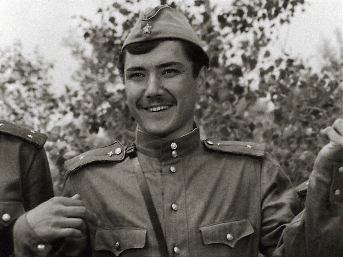 Быков когда-то на самом деле хотел стать летчиком. Но в училище его не взяли – оказался мал ростом. Поэтому кино о военных асах стало для него данью уважения юношеской мечте.-4