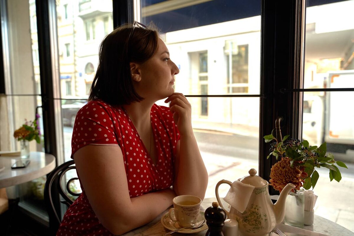 От любви до ненависти – один шаг🤯
⠀
Целый год посвятила себя изучению темы Эмоциональный интеллект. Посмотрела на эмоции со стороны НЛП, Коучинга, Эннеаграммы, множества книг, которые не вмещаются на полке и занимают уже подоконники.
⠀
И знаете, что!
⠀
Эта тема, может оказаться для изучения - длинною в жизнь, потому что и через Психодрамму многое можно узнать. Всех дисциплин невозможно перечислить.
⠀
Так вот я к чему!
Про положительные эмоции поговорим позднее, а про негативные, вот самый смак.
⠀
🎡 Существует Колесо эмоций от Р.Плутчика, где говорится, что если вы испытали негативную эмоцию, то она перерастает в нечто большее.
⠀
🧐 Например, вы кого-то любите, происходит ссора, возможно проявилась агрессия в вашу сторону и через какое-то время, вы помирились. Обида, досада проживает внутри вас. Ловушка заключается в том, что, когда мы подавляем негативные эмоции, говоря себе, ну он/она же извинился/ась. Все нормально! Ни чего подобного. В следующе ссоре будет больше злости, больше агрессии, которая рано или поздно перейдёт в гнев и презрение. А в последствии и беда может произойти.
⠀
Что с этим делать? Работать над собой!
⠀
Зная себя, свой тип личности по Эннеаграмме, можно увидеть ведущие эмоции, от чего бежите, что не искоренить, но можно поработать над качеством энергии эмоции, проследить, как действуете в стрессе и уже понимая, как вы будете реагировать, подготовиться, к тому, что: «А поможет ли это достижению вашей задачи/цели?».
⠀
🍭 Главное, нужно понимать, что привычное поведение не перестраивается по щелчку, это долгосрочная работа, к которой нужно быть готовым.