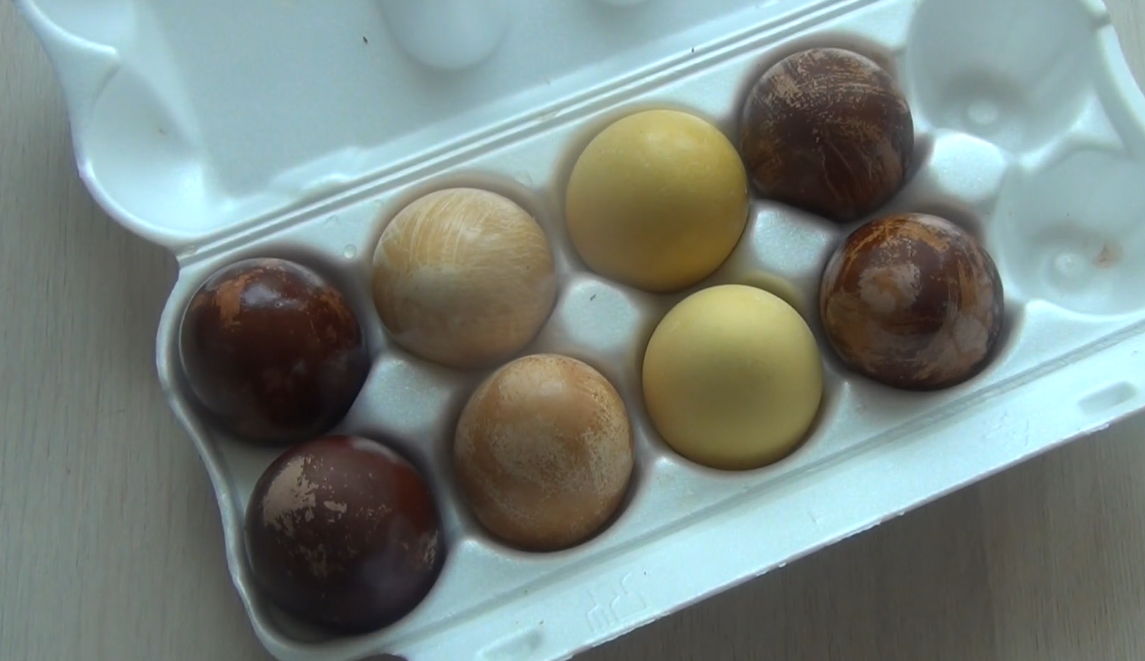 Покраска яиц в разные цвета на пасху.