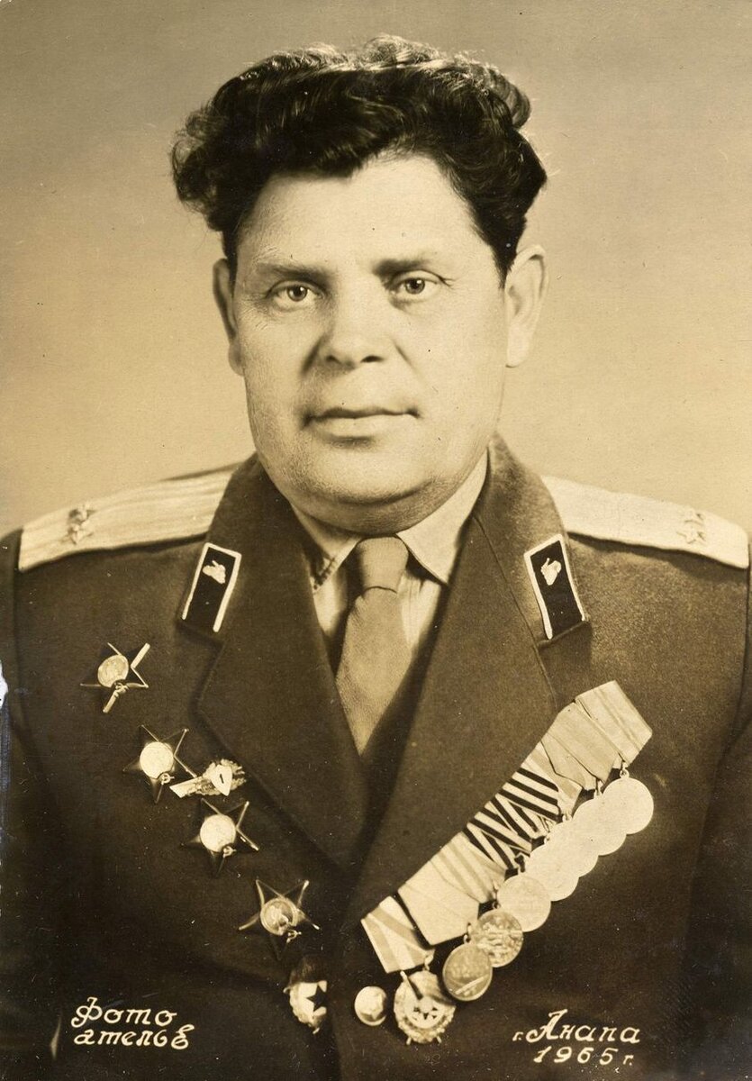 Фото из архива семьи Богуславских.  Дедушка Николай.  Наташина любимая Тетя Наталья Петровна, о которой у нас несколько историй - сноха этого потрясающего человека.  Вы читали у нас на канале несколько историй про Тетку. ))  