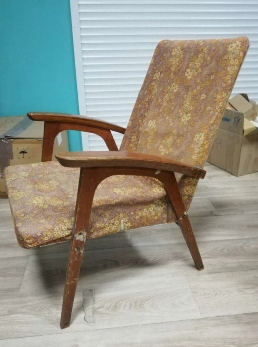 Реставрация старого советского кресла с деревянными подлокотниками