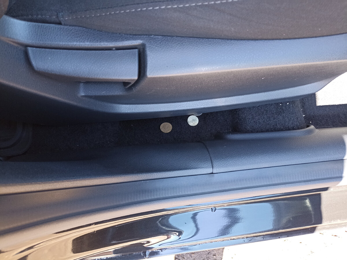 Часто нахожу потерянные вещи в пространстве между передними сиденьями и порогами.