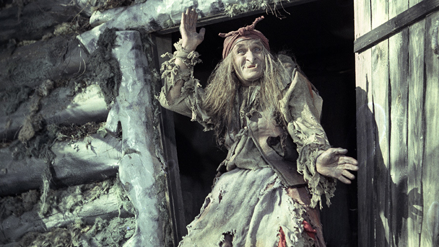 Георгий Милляр в роли бабы яги 