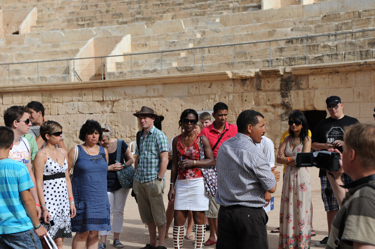 Сегодня здесь бывает много туристов разных мастей и стран