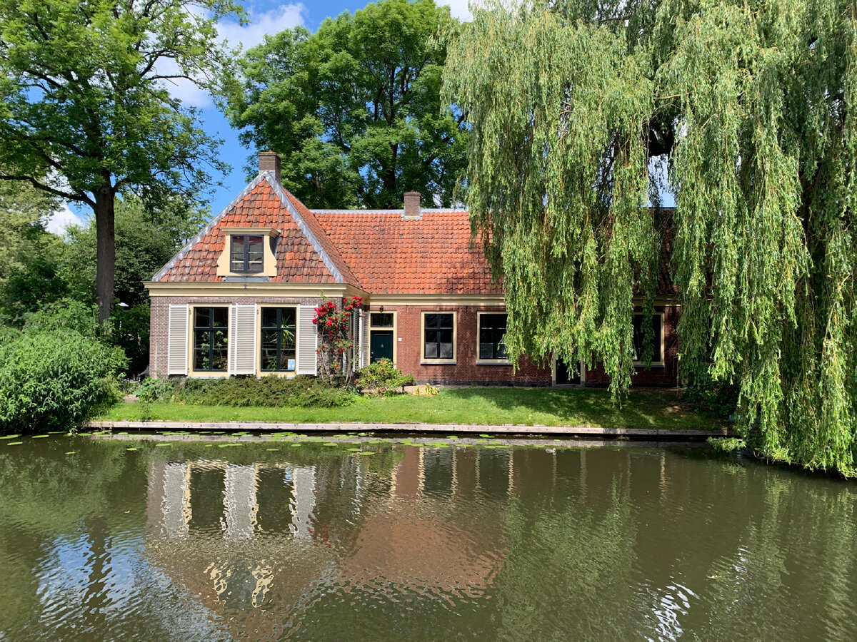 В Голландии канал на канале и каналом погоняет/ фото автора